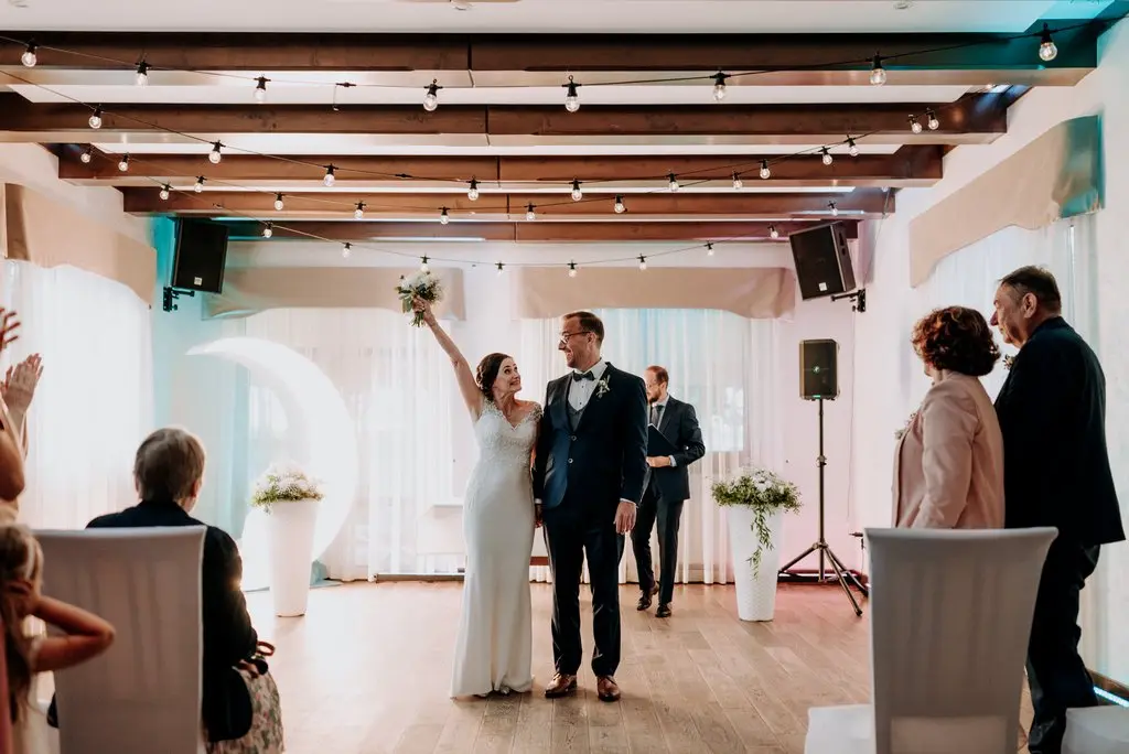 ślub symboliczny w Polsce, para młoda po zakończeniu ceremonii