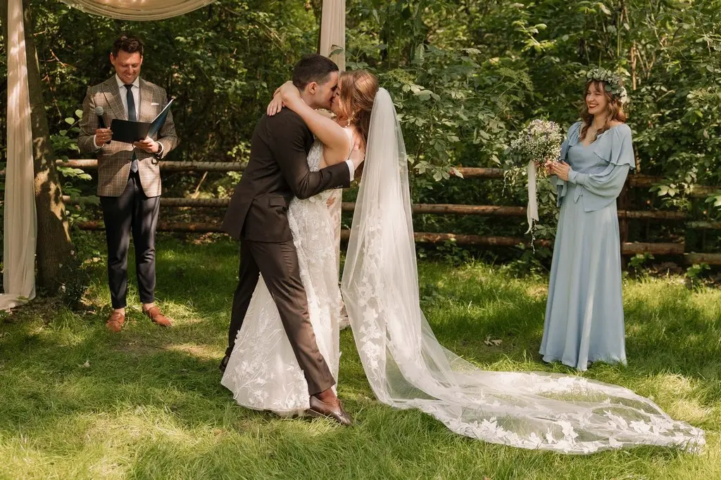 ślub symboliczny w plenerze, celebrans, para młoda, druhna, minimalistyczne dekoracje