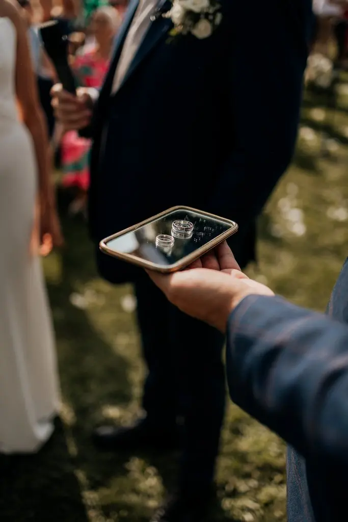 świadek podaje obrączki podczas ceremonii ślubu humanistycznego