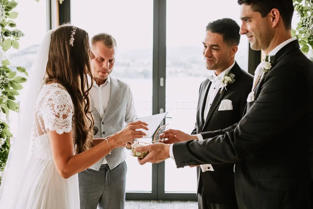 świadek podaje obrączki w szkatułce podczas ślubu humanistycznego w hotelu heron live
