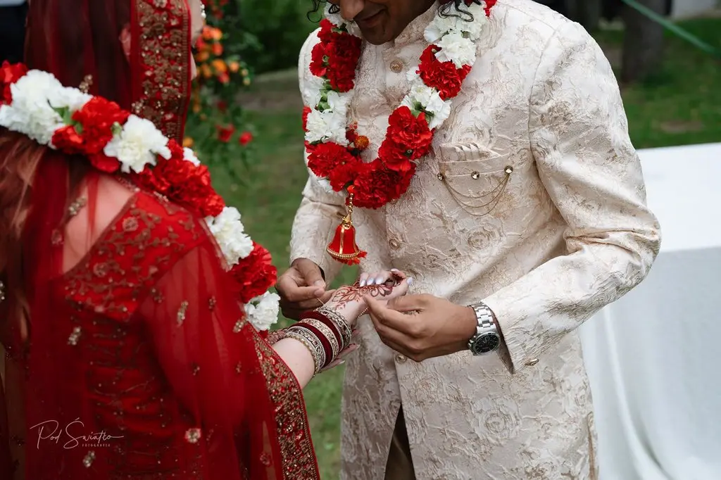 symboliczna wymiana bransoletek podczas ślubu polsko hinduskiego