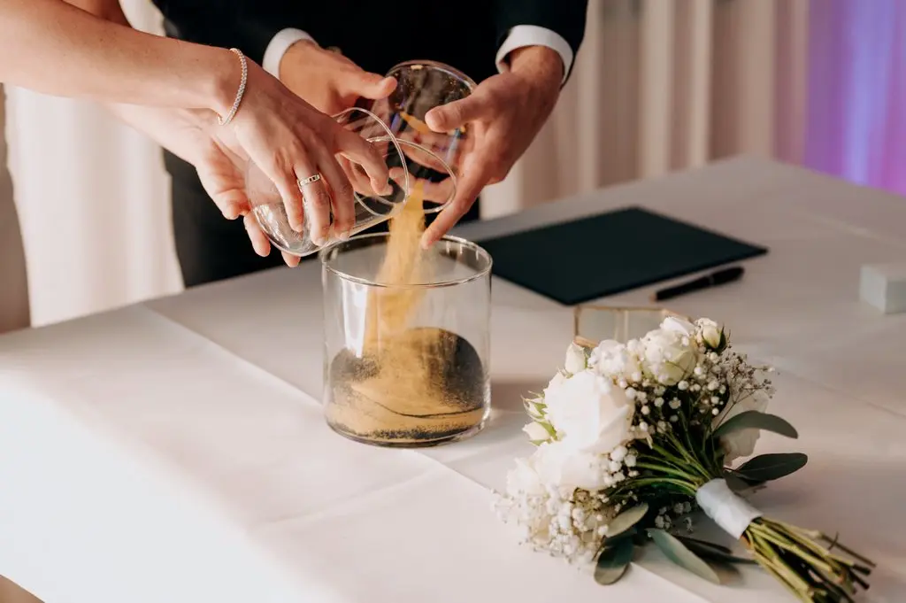 symboliczny rytuał mieszania piasków w trakcie ceremonii symbolicznej