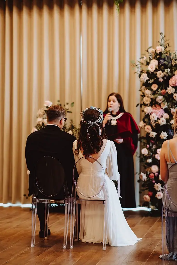 urzędnik USC w trakcie udzielania ślubu na sali weselnej