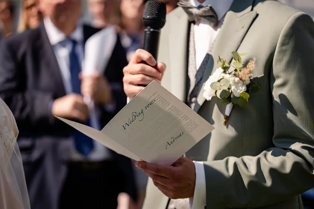 wygłoszenie osobistej przysięgi przez Pana Młodego na ślubie humanistycznym