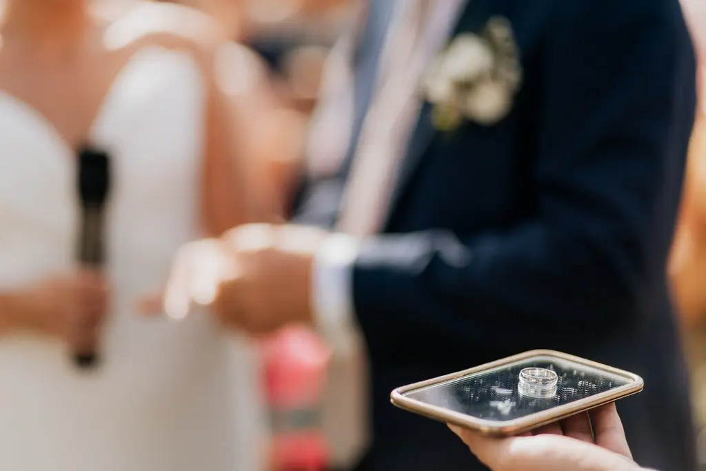 wymiana obrączek na ślubie humanistycznym, para młoda podczas składania przysiąg