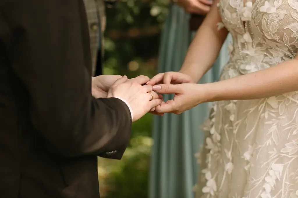 wymiana obrączek podczas ceremonii symbolicznej