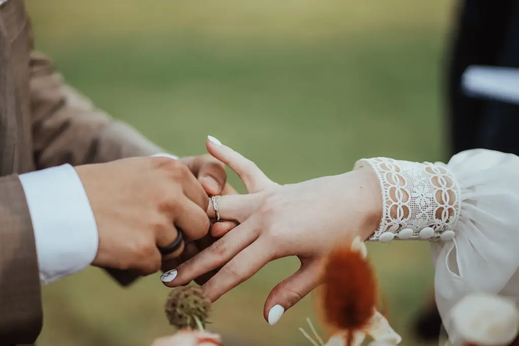 wymiana obrączek w trakcie ślubu symbolicznego, ceremonia plenerowa w okolicy Krakowa wymiana obrączek w trakcie ślubu symbolicznego, ceremonia plenerowa w okolicy Krakowa