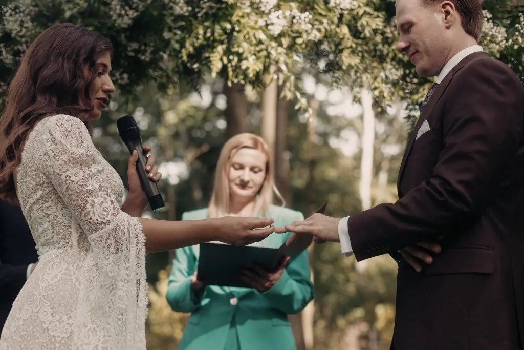 wymiana obrączek w trakcie ślubu symbolicznego, osobiste przemowy, pomoc w pisaniu przysięgi małżeńskiej