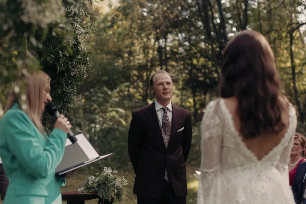 wzruszająca ceremonia ślubna, oparta na osobistym scenariuszu ślubnym, ślub w lesie